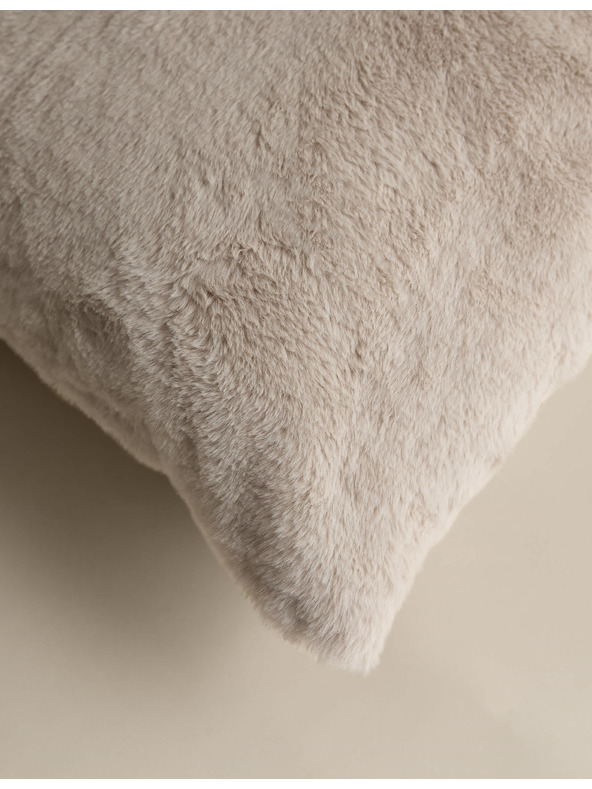 Marks & Spencer Изключително мека възглавничка от изкуствена кожа Marks & Spencer екрю