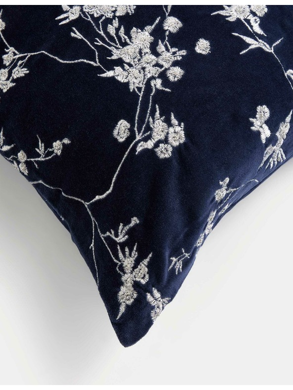 Marks & Spencer Кадифена възглавница с бродирани черешови цветове Marks & Spencer тъмносиня