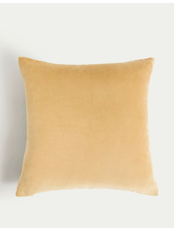 Marks & Spencer Кадифена възглавница с бродирани черешови цветове Marks & Spencer златиста