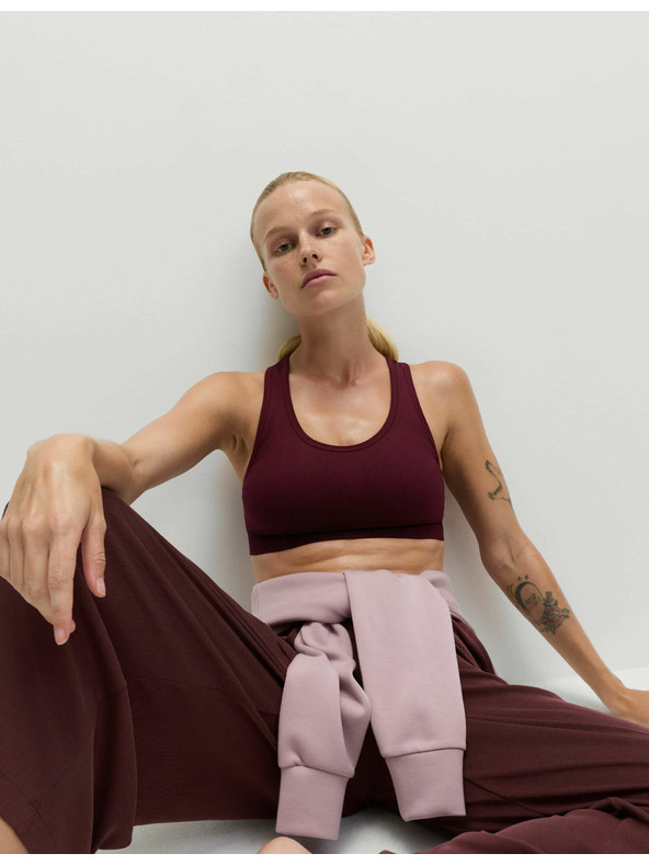 Marks & Spencer Средно подсилен двустранен безшевен спортен сутиен Marks & Spencer червен