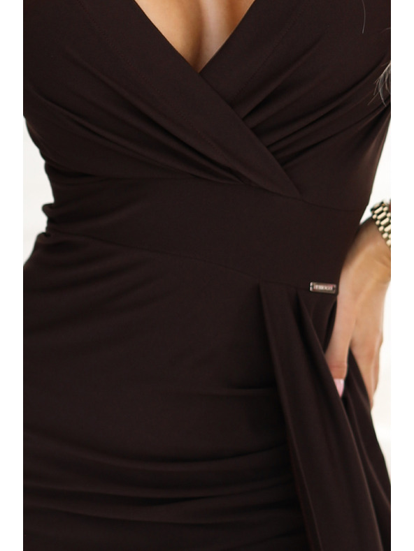 numoco Елегантна дълга рокля с преплитащо се деколте и цепка - шоколадово кафяво