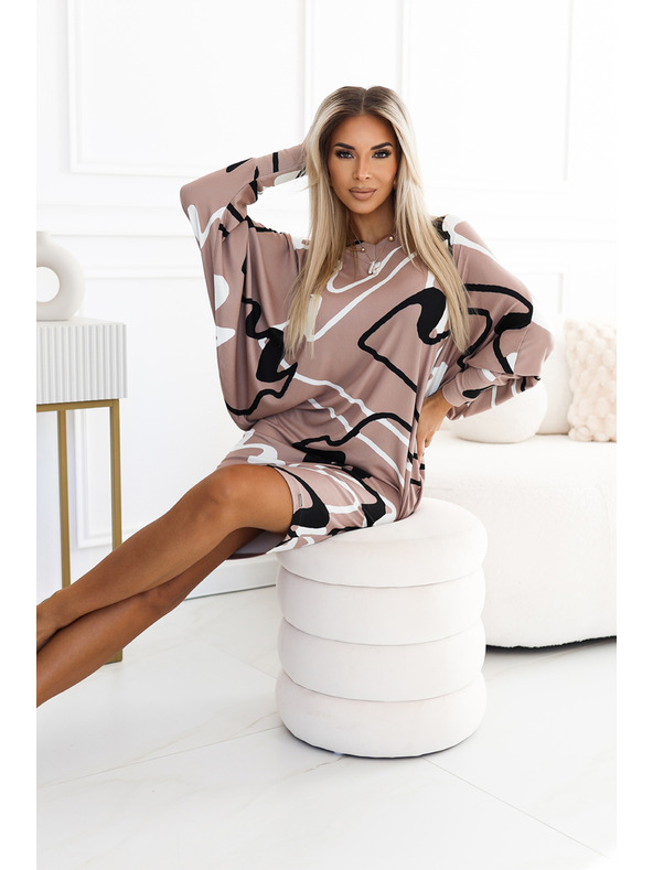 numoco Удобна прилеп рокля с деколте - бежово с черно-бял десен