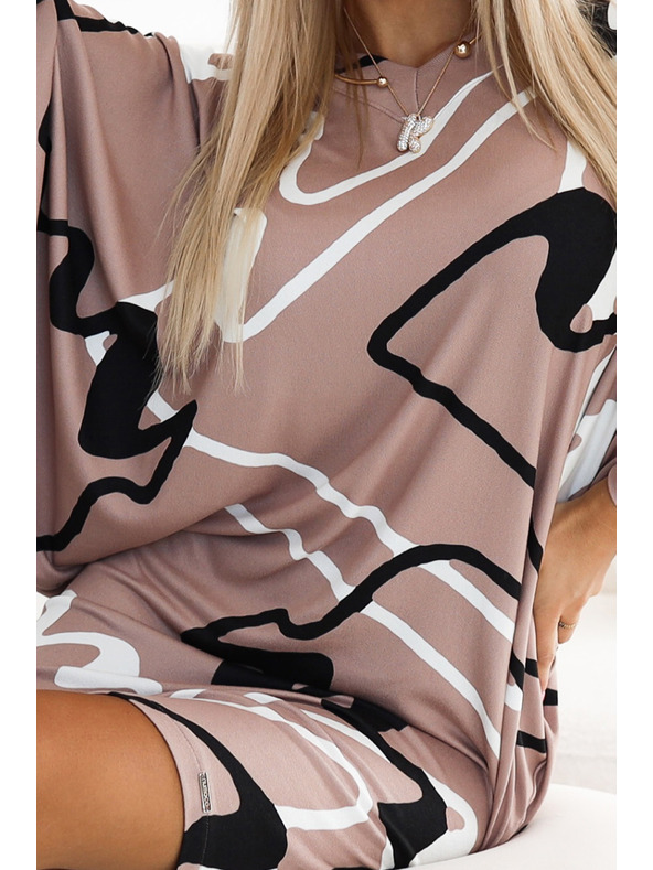 numoco Удобна прилеп рокля с деколте - бежово с черно-бял десен