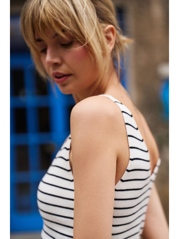 Moodo Бежов памучен топ на ивици Moodo