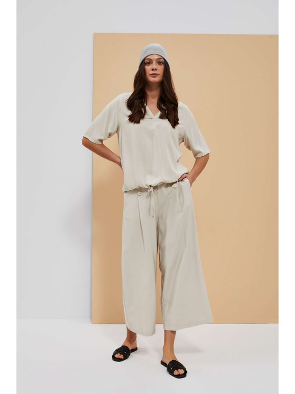 Moodo Пясъчно кафява риза Moodo с връзване в талията и деколте във формата на V