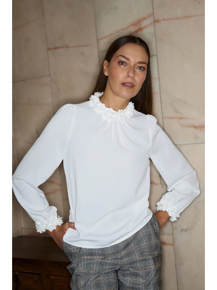 Moodo Бяла риза с декоративно деколте Moodo