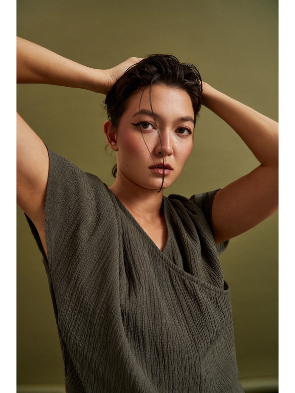 Moodo Риза с V-образно деколте и къси ръкави маслинено зелена Moodo