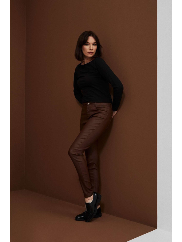 Moodo Восъчни тесни панталони с джобове кестеняви Moodo