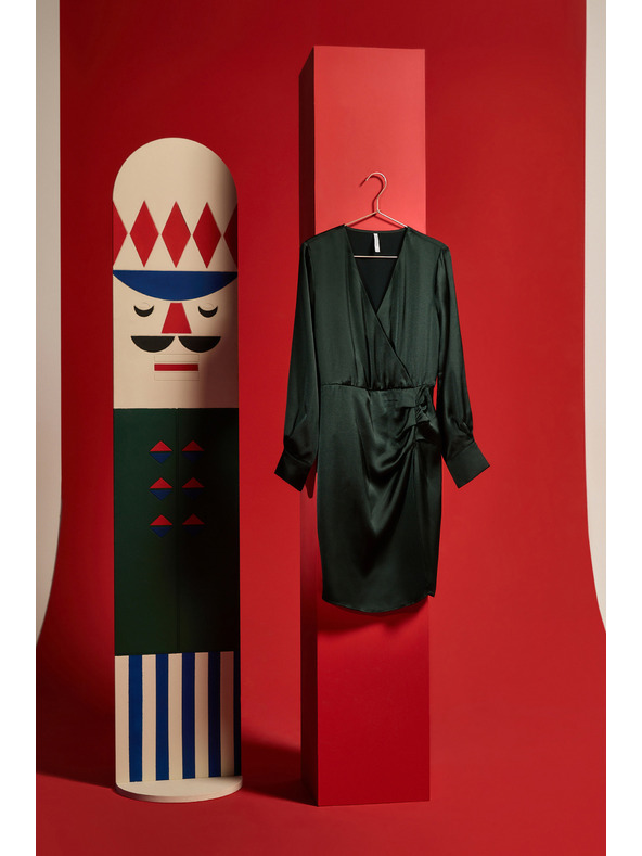 Moodo Зелени рокли с набор около бедрата Moodo