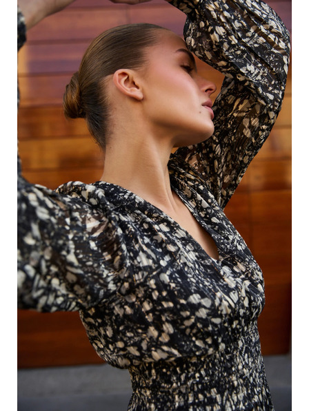 Moodo Щампосани рокли с деколте в черно Moodo