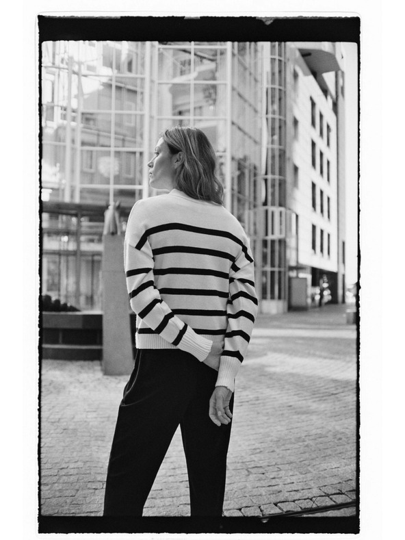 Moodo Раиран кардиган в цвят екрю Moodo