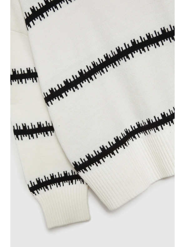 Moodo Бял суитшърт с райета и спаднало рамо Moodo