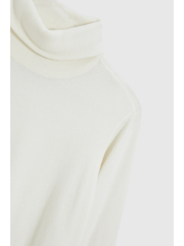 Moodo Бял гладък пуловер с висока яка Moodo