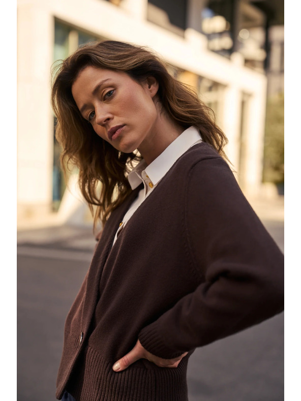 Moodo Кафяв кардиган с декоративно копче Moodo