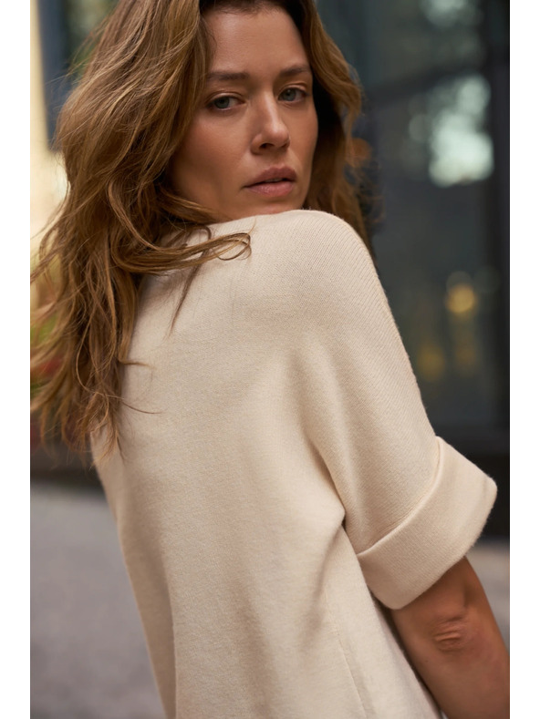 Moodo Бежов суитшърт с апликация и къси ръкави Moodo