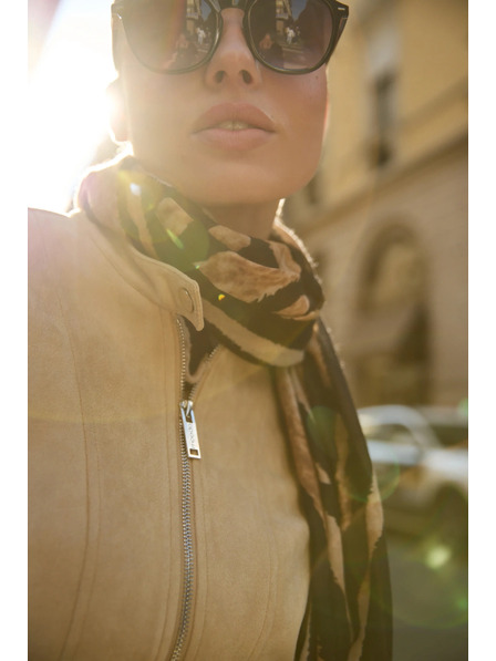 Moodo Шал с животински десен в черно Moodo