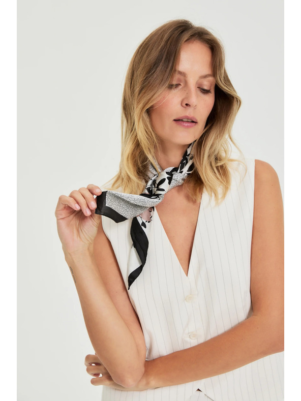 Moodo Шал с цветен десен в черно Moodo