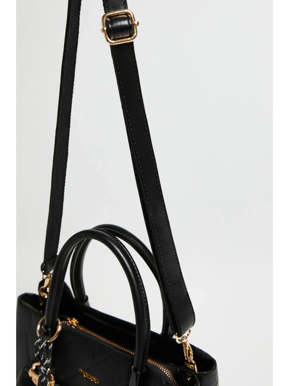 Moodo Черна чанта с висулка Moodo