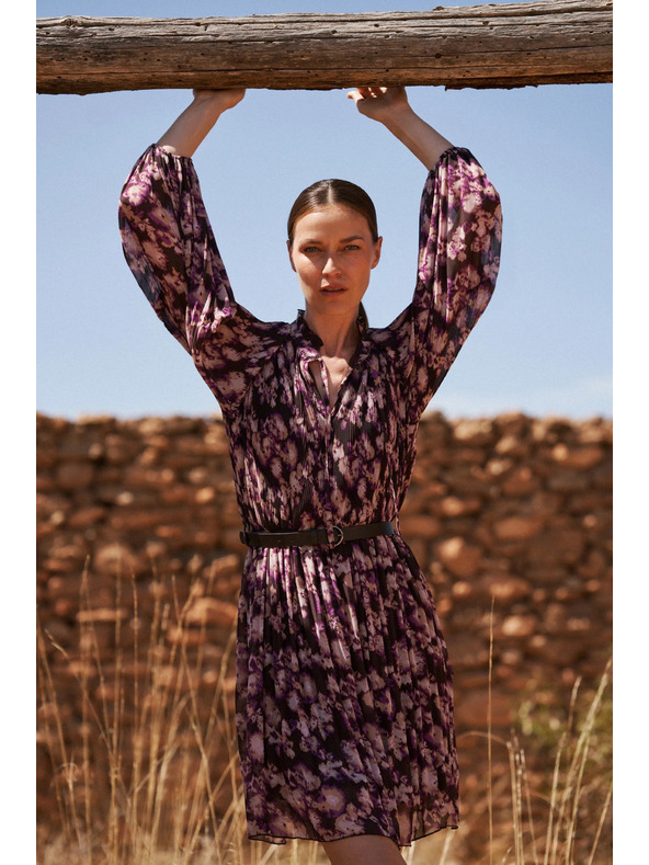 Moodo Плисирани рокли с колан в кафяво Moodo