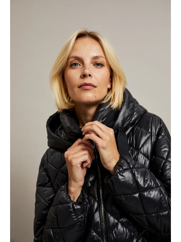 Moodo Кратко стегнато яке с качулка в черно Moodo