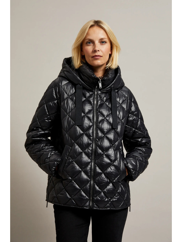 Moodo Кратко стегнато яке с качулка в черно Moodo