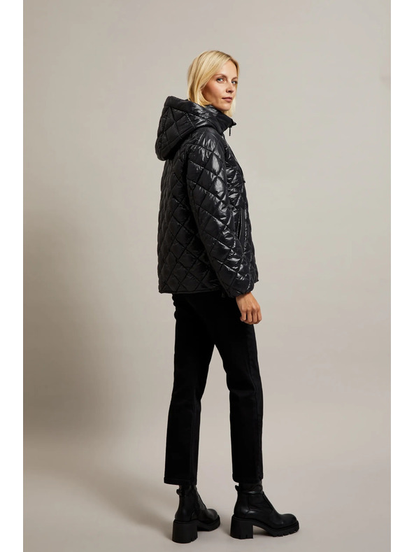 Moodo Кратко стегнато яке с качулка в черно Moodo