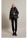Moodo Кратко стегнато яке с качулка в черно Moodo