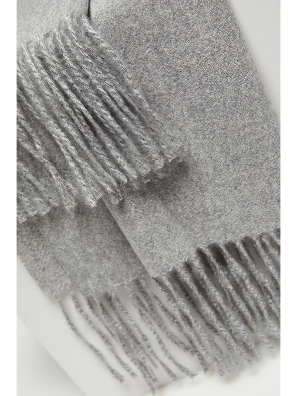 Moodo Гладък светлосив шал с ресни Moodo