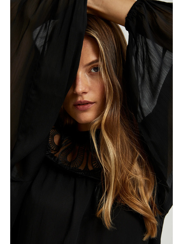 Moodo Черна риза с декоративно деколте Moodo