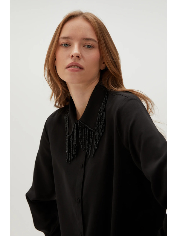 Moodo Черна блуза с ръчно пришити мъниста Moodo