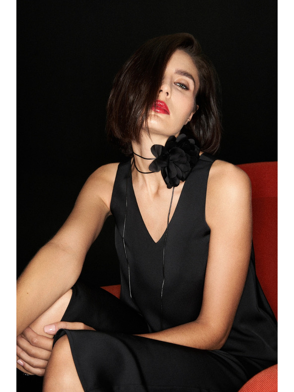 Moodo Гладка V-образна риза в черно Moodo