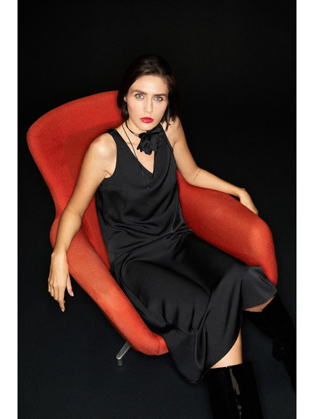 Moodo Гладка V-образна риза в черно Moodo