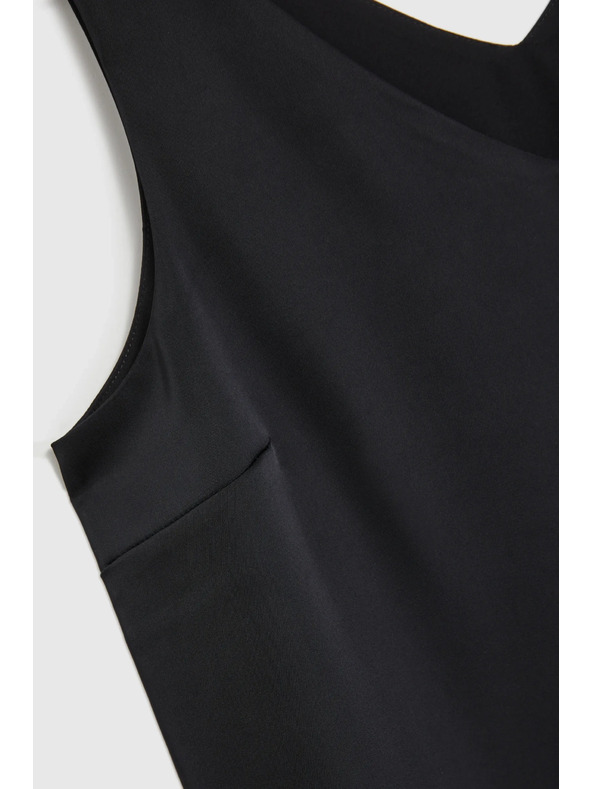 Moodo Гладка V-образна риза в черно Moodo