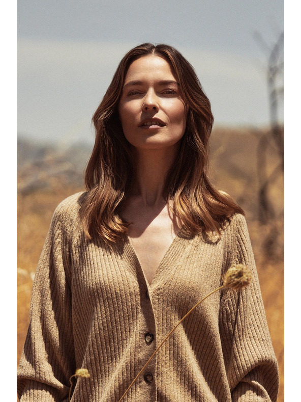 Moodo Бежова жилетка с копчета и обемни ръкави Moodo