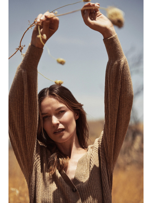 Moodo Бежова жилетка с копчета и обемни ръкави Moodo