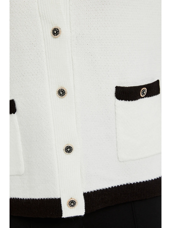 Moodo Бял разтегателен пуловер с декоративни копчета Moodo