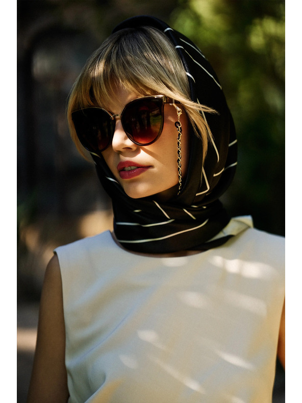 Moodo Бяло и черно дамско шарено шалче Moodo