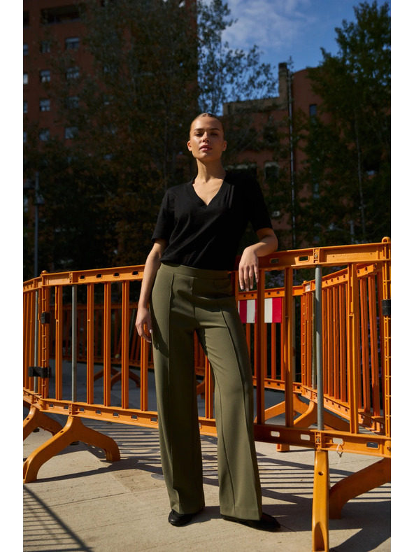 Moodo Памучна блуза с V деколте черна Moodo