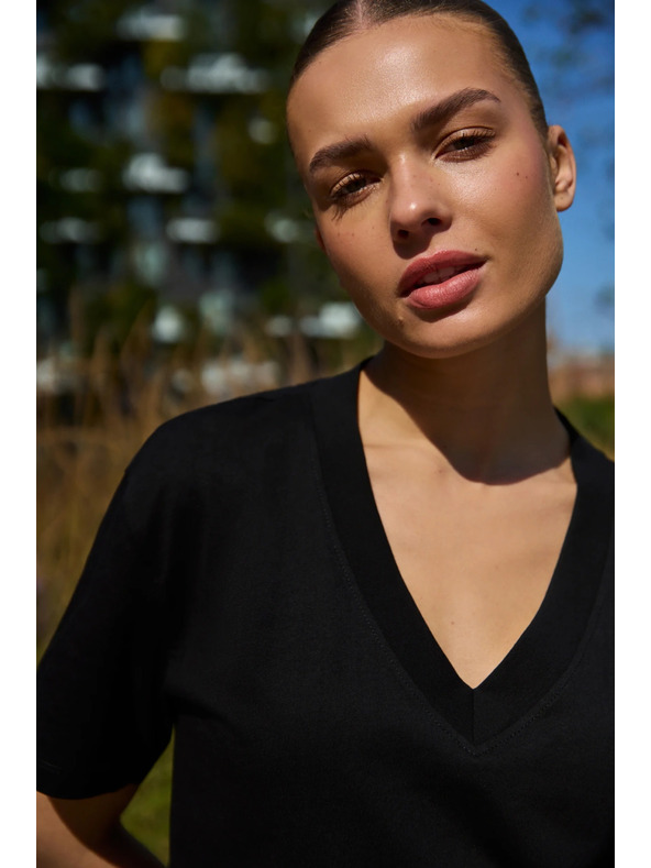 Moodo Памучна блуза с V деколте черна Moodo