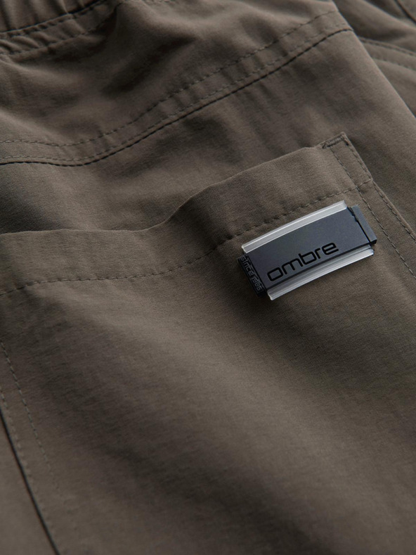 Ombre Clothing Мъжки панталони за бягане с джогинг с джобове и принт тъмно маслинено зелено Ombre Clothing