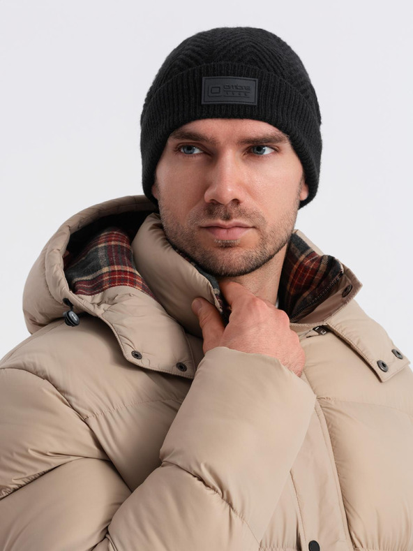 Ombre Clothing Мъжка плетена шапка с апликация Ombre Clothing