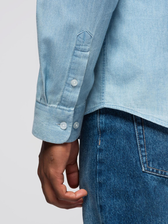 Ombre Clothing Мъжка риза от деним с бродерия и джоб - светлосиньо Ombre Clothing