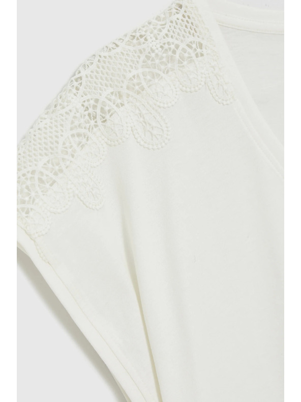 Moodo Блузка с дантела на ръкавите бяла Moodo
