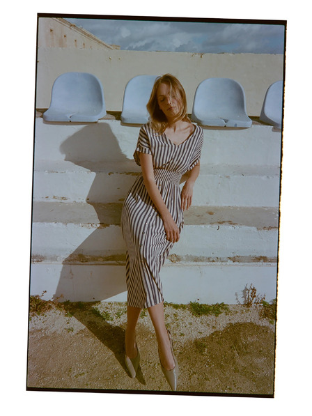 Moodo Вискозна рокля с райета тъмно синя Moodo