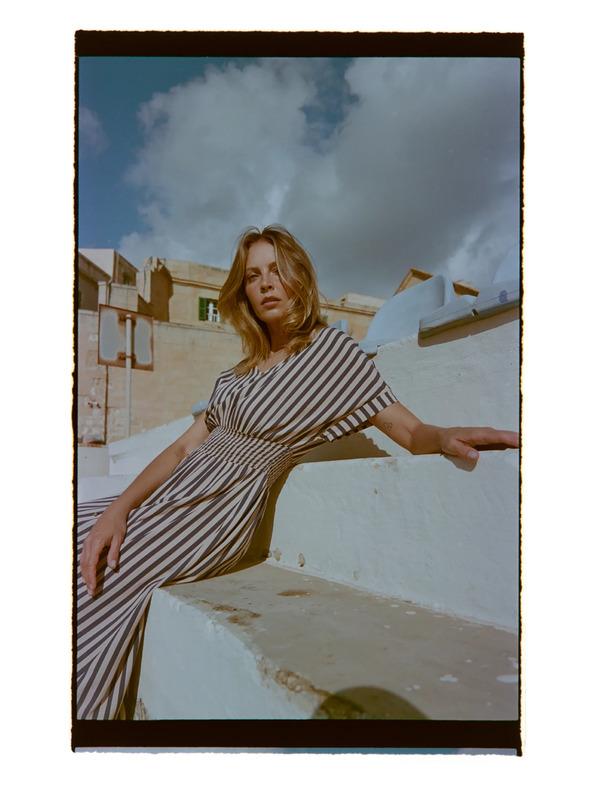 Moodo Вискозна рокля с райета тъмно синя Moodo