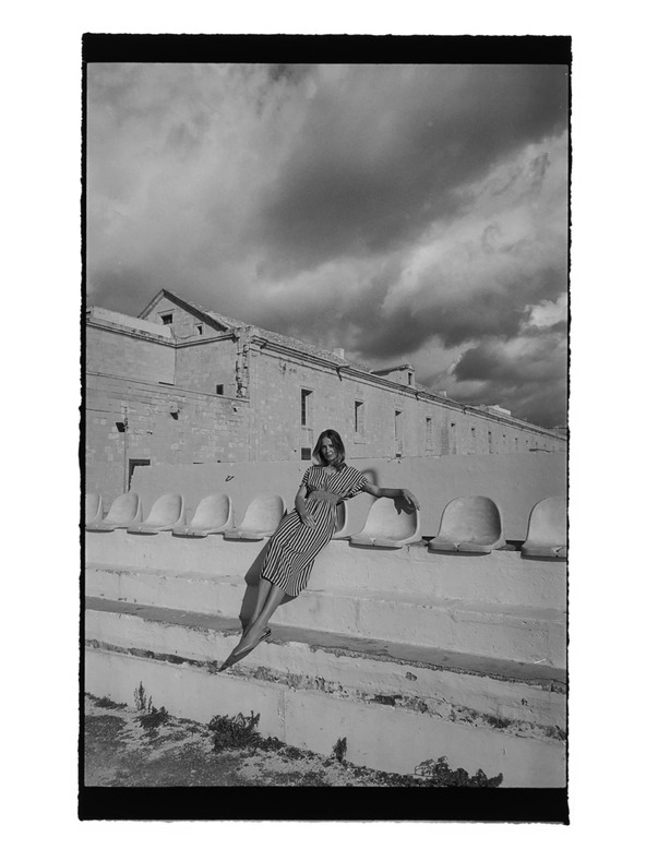 Moodo Вискозна рокля с райета тъмно синя Moodo