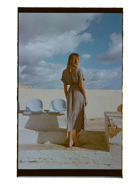 Moodo Вискозна рокля с райета тъмно синя Moodo