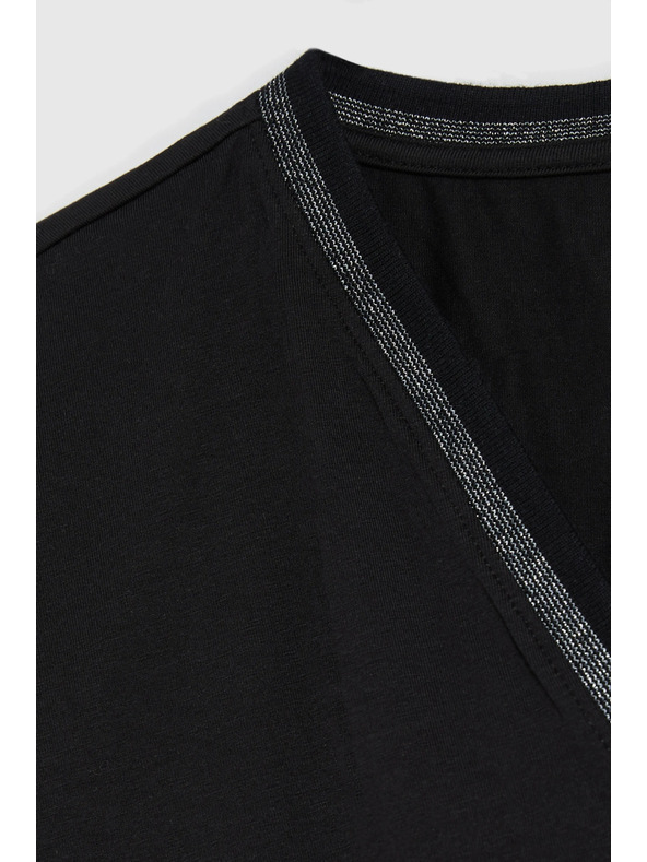 Moodo Памучна тениска с V-образно деколте черна Moodo