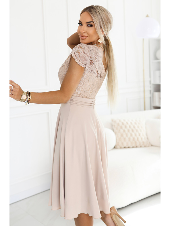 numoco LINDA Шифонена лека рокля с дантелен деколте - бежова
