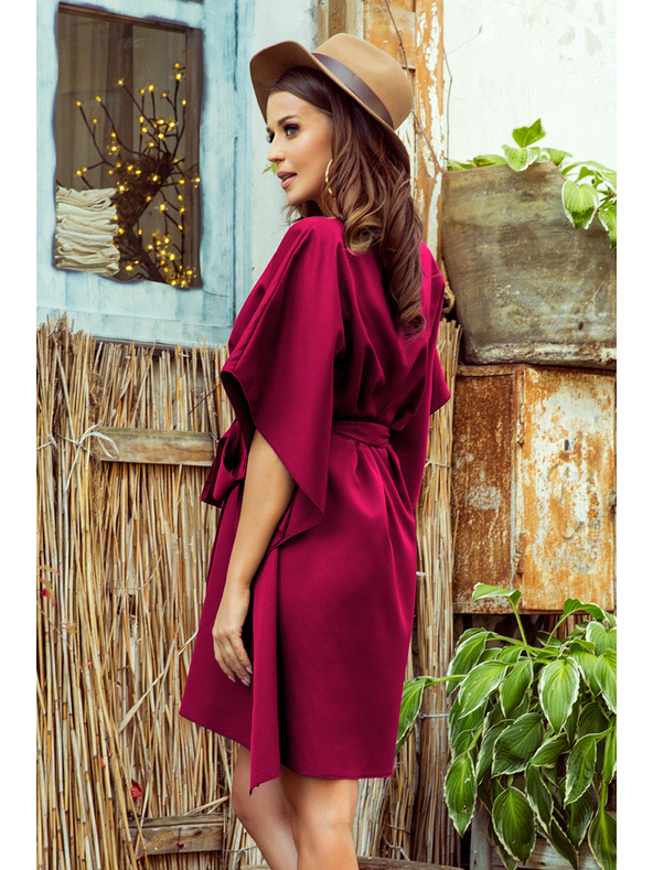 numoco SOFIA Butterfly рокля с колан в талията - винено червено